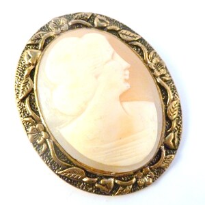 Vintage Brooch Large Lady Design Cameo With Ornate Floral Border Pin.