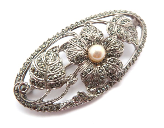 Broche Ancienne Ajourée En Argent Massif - Forme De Fleur Avec Marcassites Et Perle, Occasion