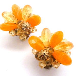 Vintage Ohrringe, große marmorierte und durchscheinende gelbe Lucite abstrakte Blumen Design Clip Ons, 70er Jahre Schmuck