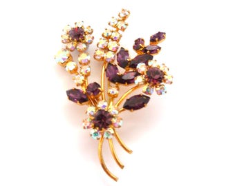 Vintage grote Aurora Borealis en amethist gekleurde strass set bloemen ruiker ontwerp statement broche, sieraden uit de jaren 50.