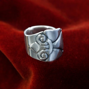 rarely seen the cutlery ring with the large lily R235