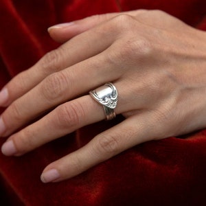 the small Rococo cutlery ring R127