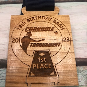 Grabado con láser. Diseño personalizado. Cornhole. Medalla de madera. Acabado a mano. Premios.