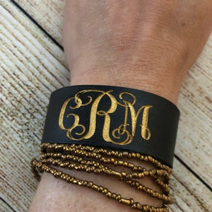 BEMALTES Monogramm Leder Manschettenarmband