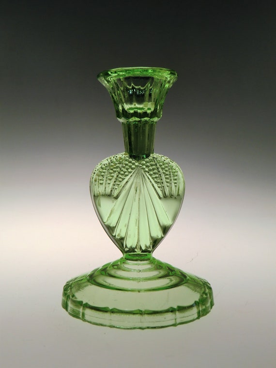 ウランガラスの花瓶 黄色 by チェコボヘミアガラス ウランガラスの花瓶