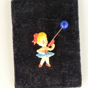 Boho Tsjechisch meisje met ballon celluloid vintage broche pin estate sieraden Tsjechische bakeliet tijdperk vroege eeuw art deco zeer zeldzaam