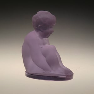 Boho Czech Art Deco Sitting enfant Alexandrite Glass Sculpture Figurine par Hoffmann