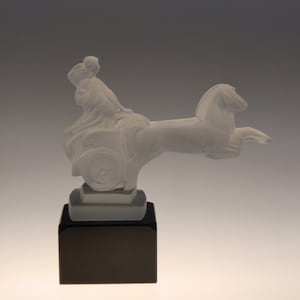 Tchèque Boho Heinrich Hoffmann Art Déco Verre Figural Voiture Mascotte Pallas Athena
