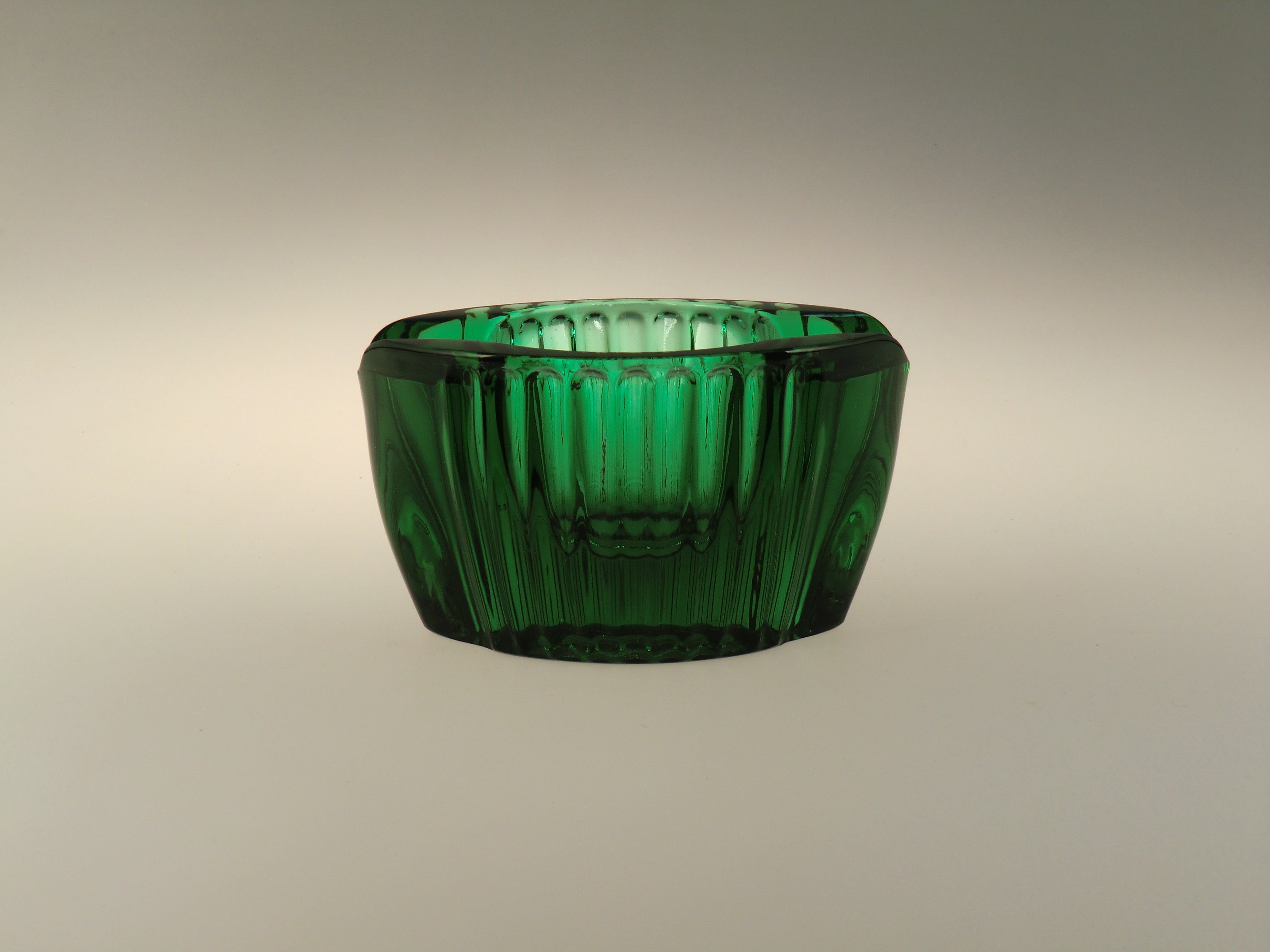 Boho Czech Green Art ガラス灰皿、Jiri Zejmon による Sklo Union 用