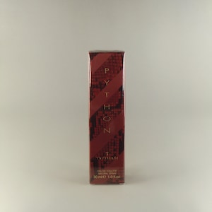 Peut inclure: Un flacon rouge et or de parfum Python Trussardi Eau de Toilette Vaporisateur Naturel. Le flacon est de 30 ml ou 1,0 fl oz.