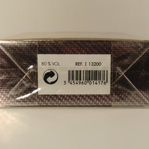 K&ouml;nnte beinhalten: Ein brauner Karton mit einem wei&szlig;en Etikett, auf dem "80% VOL." und "REF. I 13200" steht. Das Etikett enth&auml;lt auch einen Barcode mit der Nummer "3 454960 014176".