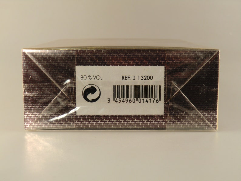 K&ouml;nnte beinhalten: Ein brauner Karton mit einem wei&szlig;en Etikett, auf dem "80% VOL." und "REF. I 13200" steht. Das Etikett enth&auml;lt auch einen Barcode mit der Nummer "3 454960 014176".