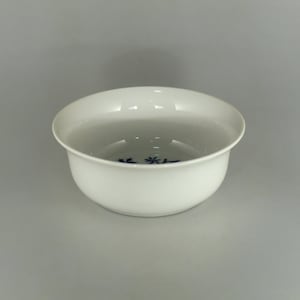 Può includere: Un cartello in legno rustico con la scritta "Welcome to our home" in stile scritto a mano. Il cartello presenta una finitura invecchiata e un design semplice e invitante, perfetto per un portico o un ingresso.