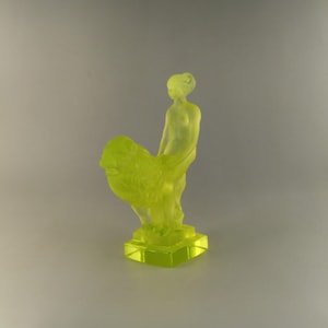 Boho, art déco tchèque, mascotte de voiture en verre, vaseline et uranium, fille et lion par Schlevogt