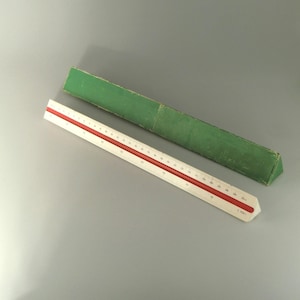 Regla triangular de plástico estilo ingeniero checo vintage bohemio