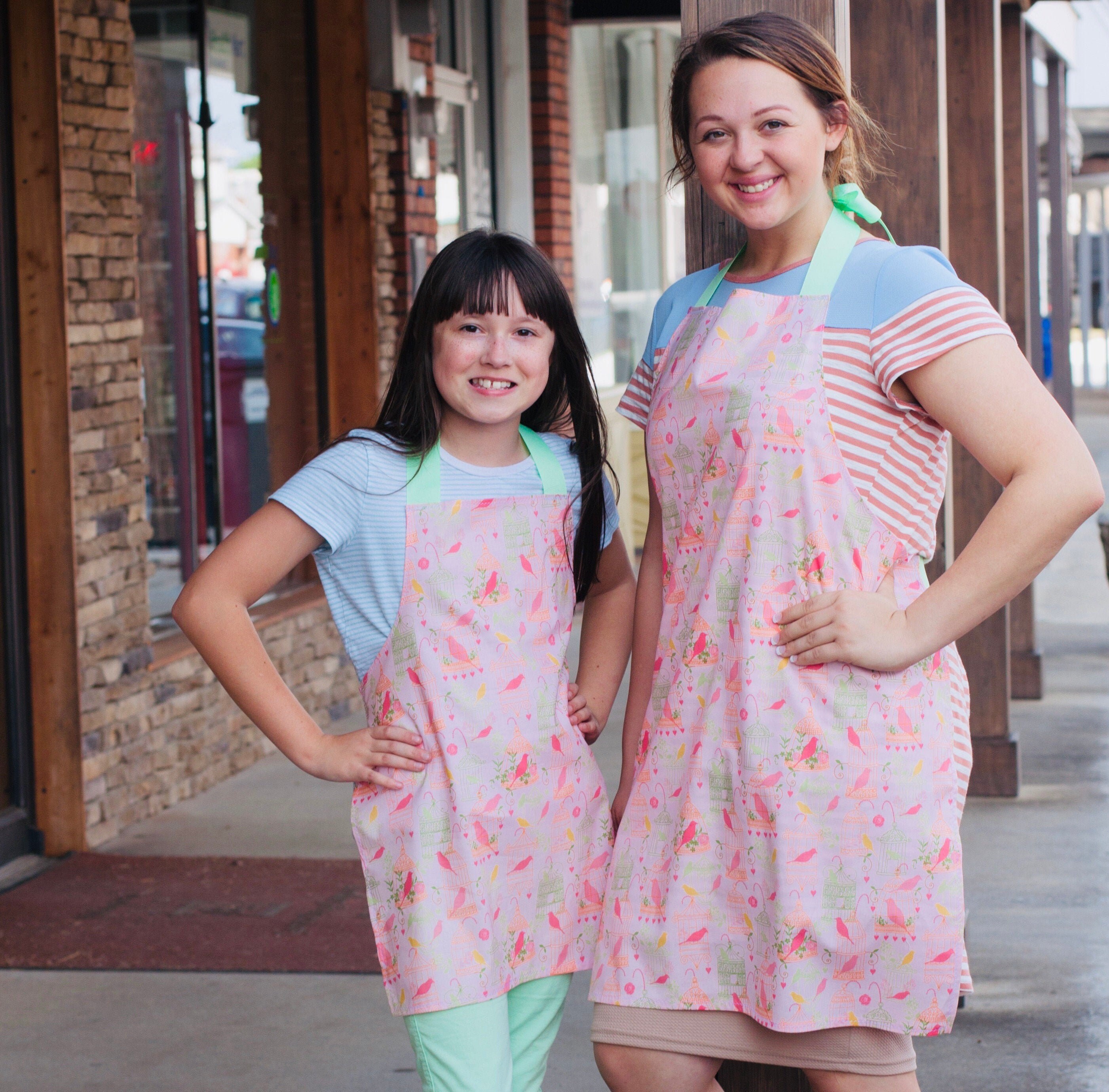 Personalized Mommy and Me Aprons, Matching Mother Daughter Apron Set,  Toddler Girls Apron, Apron for Mom, Pink Apron for Women With Pockets 