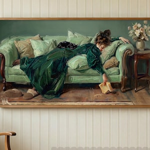 Quadro vintage con donna che legge sul divano, gatto nero, pantofole, libro, arredamento accogliente per il soggiorno, arte per angolo lettura/biblioteca, poster