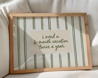 Ich brauche zweimal im Jahr 6 Monate Urlaub, Lustige Bürodekoration, Schild fürs Homeoffice, Kunstdruck mit Zitat, Druckbare Wandkunst (Digitaler Download)