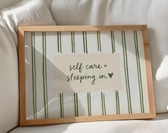 Selbstfürsorge = Ausschlafen, Lustige Wandbilder fürs Schlafzimmer, Gemütliche Deko fürs Studentenwohnheim, Niedlicher Spruch als Kunstdruck, Druckbare Wandbilder (Digitaler Download)
