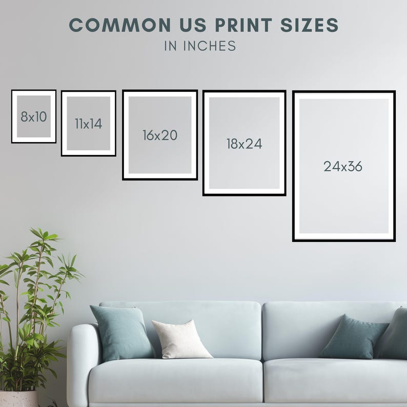 Op de afbeelding: De afbeelding toont vijf ingelijste prints van verschillende formaten aan een muur. De tekst bovenaan luidt "COMMON US PRINT SIZES IN INCHES". De frames zijn zwart. De prints worden weergegeven boven een lichtblauwe bank. De maten zijn in inches, de grootste is 61x91 cm.