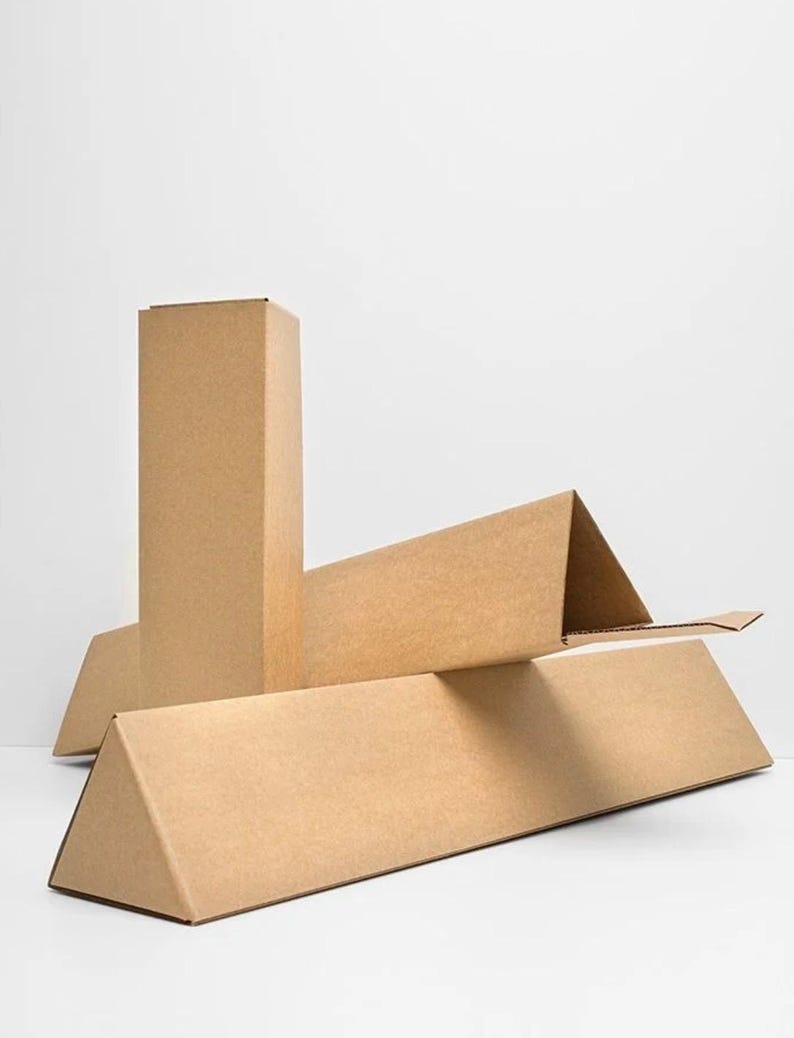 Op de afbeelding: Verschillende ongevouwen, bruine kartonnen verzenddozen zijn tegen een witte achtergrond geplaatst. De dozen hebben verschillende vormen, waaronder driehoekig en rechthoekig, en zijn ontworpen om items tijdens het transport te beschermen. De dozen zijn gemaakt van golfkarton.