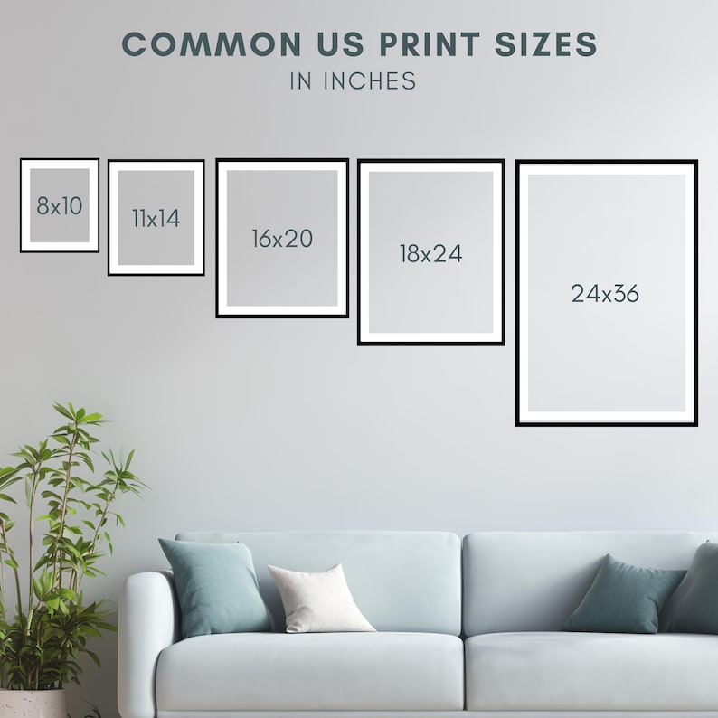 Puede incluir: La imagen muestra cinco impresiones enmarcadas de diferentes tama&ntilde;os en una pared. El texto en la parte superior dice "COMMON US PRINT SIZES IN INCHES". Los marcos son negros. Las impresiones se muestran encima de un sof&aacute; azul claro. Los tama&ntilde;os est&aacute;n en pulgadas, la m&aacute;s grande es 61x91 cm.