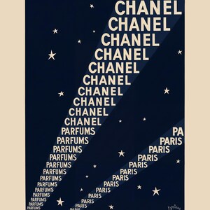 K&ouml;nnte beinhalten: Eine Vintage-Werbung f&uuml;r Chanel-Parfums. Das Design zeigt das Wort "CHANEL" diagonal wiederholt auf einem dunkelblauen Hintergrund, mit den W&ouml;rtern "PARFUMS" und "PARIS". Wei&szlig;e Sterne sind verstreut.