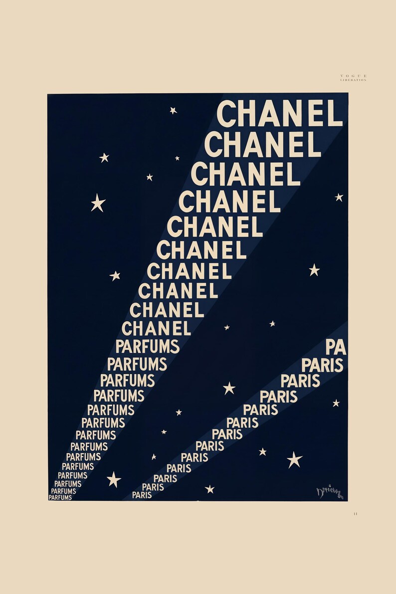 K&ouml;nnte beinhalten: Eine Vintage-Werbung f&uuml;r Chanel-Parfums. Das Design zeigt das Wort "CHANEL" diagonal wiederholt auf einem dunkelblauen Hintergrund, mit den W&ouml;rtern "PARFUMS" und "PARIS". Wei&szlig;e Sterne sind verstreut.