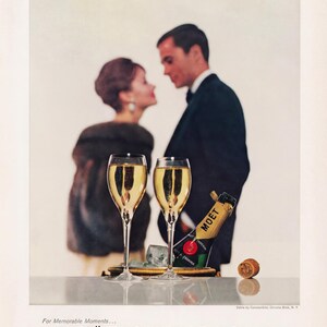 Puede incluir: Anuncio vintage de champ&aacute;n Mo&euml;t con dos copas llenas, una botella y un corcho. Al fondo, una pareja. El texto dice "Mo&euml;t Champagne...El Gran Champ&aacute;n de Francia" y "Desde 1743".
