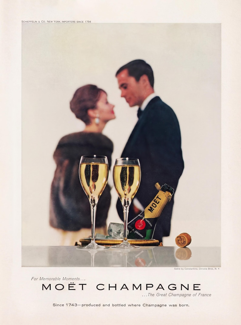 Puede incluir: Anuncio vintage de champ&aacute;n Mo&euml;t con dos copas llenas, una botella y un corcho. Al fondo, una pareja. El texto dice "Mo&euml;t Champagne...El Gran Champ&aacute;n de Francia" y "Desde 1743".