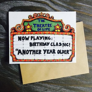Cartão de aniversário exclusivo desenhado à mão com letreiro de teatro clássico "Mais um ano mais velho" em branco por dentro
