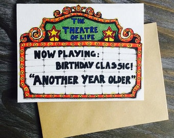 Tarjeta de cumpleaños clásica de teatro, dibujada a mano, "Un año más viejo" en blanco por dentro