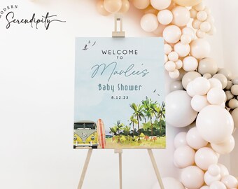 Op de afbeelding: Een welkomstbord voor een babyshower met een strandthema. Het bord staat op een ezel en toont een vintage busje met een surfboard, palmbomen en de tekst "Welkom op Marlee's babyshower 8.12.23".