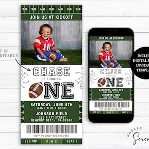 Puede incluir: Una invitación de fiesta de cumpleaños para un primer cumpleaños con temática de fútbol, de color verde y blanco, con una foto de un bebé varón que lleva una camiseta de fútbol. La invitación tiene forma de boleto e incluye el texto "Chase cumple un año".