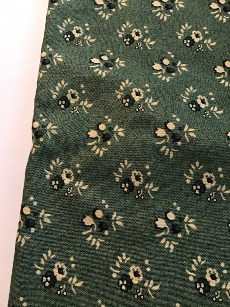 Thimbeberries Club 2002 Paint Box 20022003 by Thimbleberries for R J R Fabric by the Yard Green Fabric with Cream Flowers
