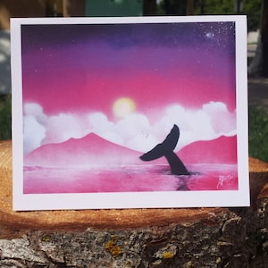 Impressão em tinta spray em cartão em branco do original. baleia no oceano. Cena de montanha de arte de tinta spray rosa. "inspiração da terra nova"
