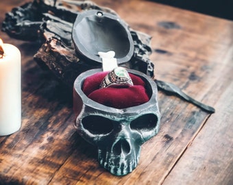 Fiançailles tête de mort, proposition ou boîte à bagues. Argile sculptée et peinte à la main avec un intérieur brillant ou en velours par moi-même. Bague non incluse,