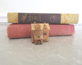 Maison de poupée Tudor miniature, boîte à bagues en placage de bois (échelle 1:12)