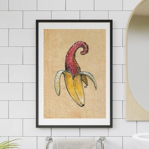 Puede incluir: Una ilustración enmarcada de un plátano con un pulpo dentro. El plátano es amarillo y el pulpo es rojo y morado. El fondo es de color marrón claro.