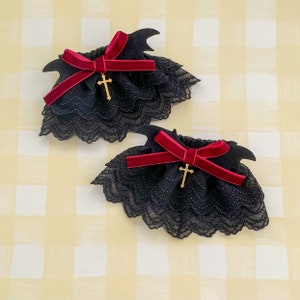 Polsini con ali di pipistrello e ciondolo a croce / Polsini con pizzo Gothic Lolita / Polsini con pizzo nero con fiocchi di nastro