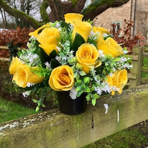 Arranjo de rosas amarelas para sepultura em vaso de plástico preto | Flores artificiais para cemitério | Homenagem com rosas de seda