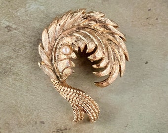 Broche vintage texturée et incurvée en forme de plumes ou de feuilles avec une fausse perle