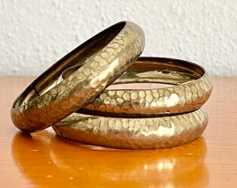 Trois bracelets joncs vintage martelés en laiton plaqué