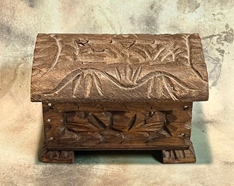 Boîte à bijoux vintage en bois sculpté faite main