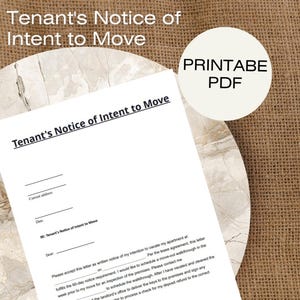 Può includere: Un documento PDF stampabile intitolato "Avviso di intenzione di trasloco dell'inquilino". Il documento è una lettera modello per gli inquilini per notificare al loro locatore la loro intenzione di trasferirsi dal loro appartamento. Il modulo include campi per l'indirizzo attuale dell'inquilino, la data e una sezione per l'inquilino per scrivere una lettera al suo locatore.