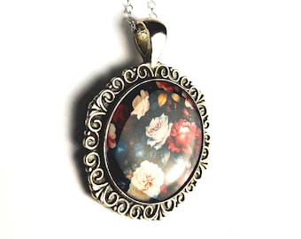 Collar Flor Romántica Oscura – Colgante Rosa Gótica Blanca y Carmesí, Arte Floral Romántico y Melancólico Hecho a Mano