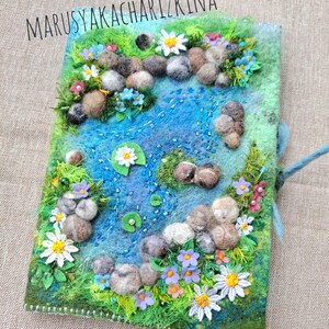 Quaderno A5 fatto a mano in feltro, copertina in feltro di lana, dettaglio 3D di laghetto e fiori, regalo unico per lei, quaderno dal design botanico, copertina rimovibile.