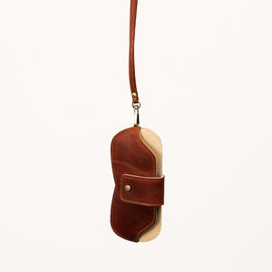 Custodia per occhiali da sole in pelle color cognac con fodera in pelle scamosciata e laccio da collo / Portaocchiali minimalista