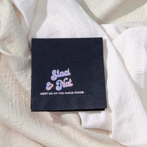 Servilletas de cóctel personalizadas: diseño con tipografía moderna para bodas y cumpleaños.