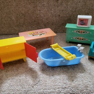 Vintage Dollhouse Furniture Lot: Dresser, TV, Table, Bath